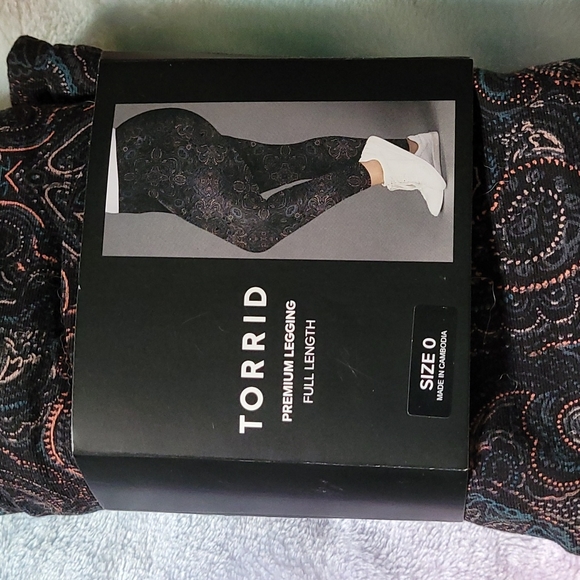 Torrid Women's Leggings, Paisley pattern  Size 12 (Torrid size 0) - Picture 2 of 4